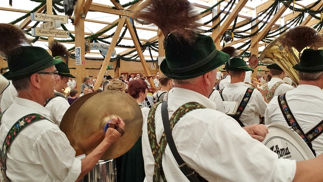 Marching Band Oktoberfest Munich Image by Ralf Kronenberger from Pixabay